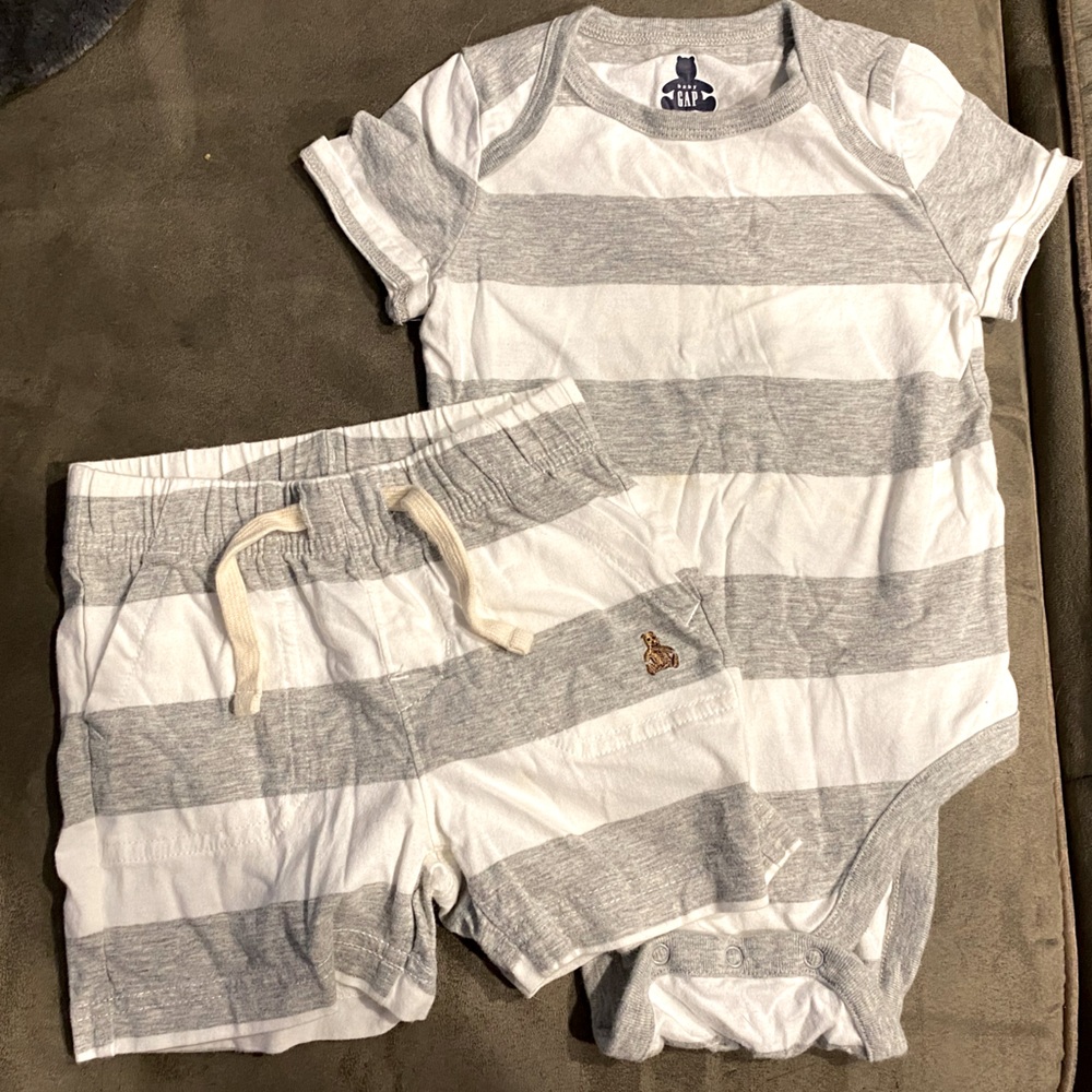 Gap 18-24m short sleeve onesie & shorts set🧸